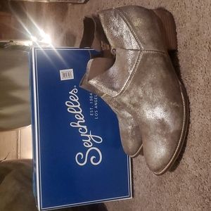Low bootie, snare metallic pewter, size 9